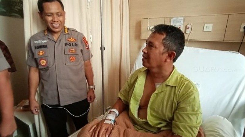 19555 kapolsek menes kompol driyono alami lima tusukan suaracomyandhi 800x448