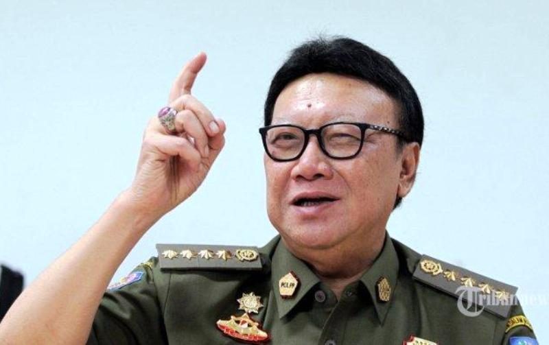menteri dalam negeri mendagri tjahjo kumolo berbincang dengan awak redaksi