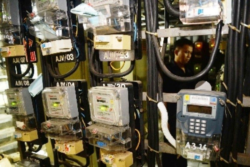 petugas merapikan meteran milik pelanggan 150908132507 704