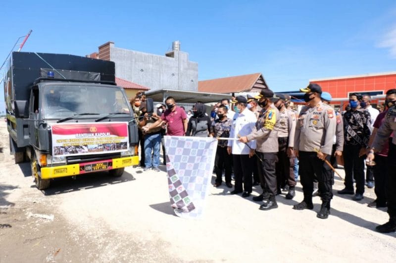 Kapolda Sulsel Lepas Bantuan Kapolri Terdampak Bencana Tanah Longsor di Kabupaten Luwu Utara 1024x681 1