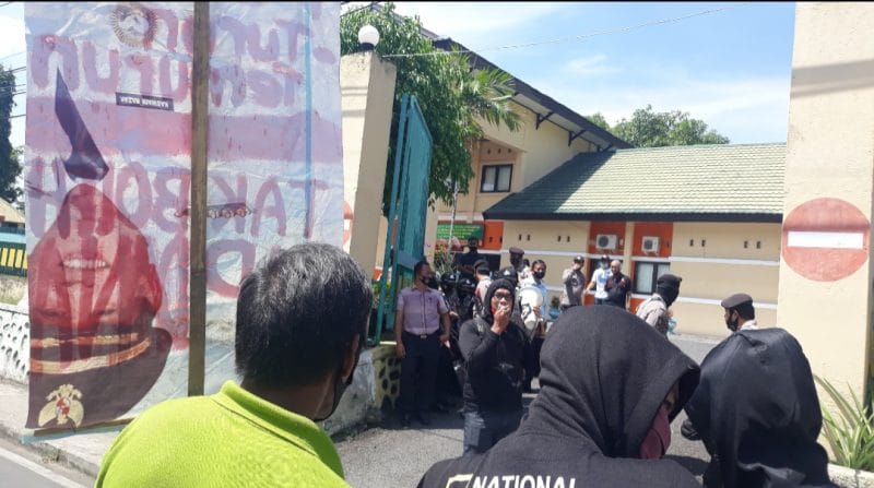 Orasi politik dari kelompok Lapak Baca Watanoppeng, Bimbim. - Trotoar