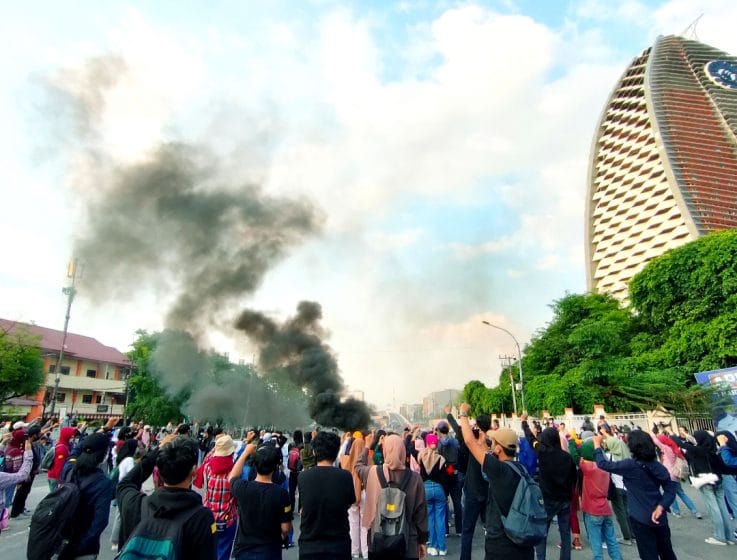 Aksi Aliansi Mahasiswa Makassar (Makar) di Jl. A.P Pettarani Makassar, pada Kamis, (22/10) sore.