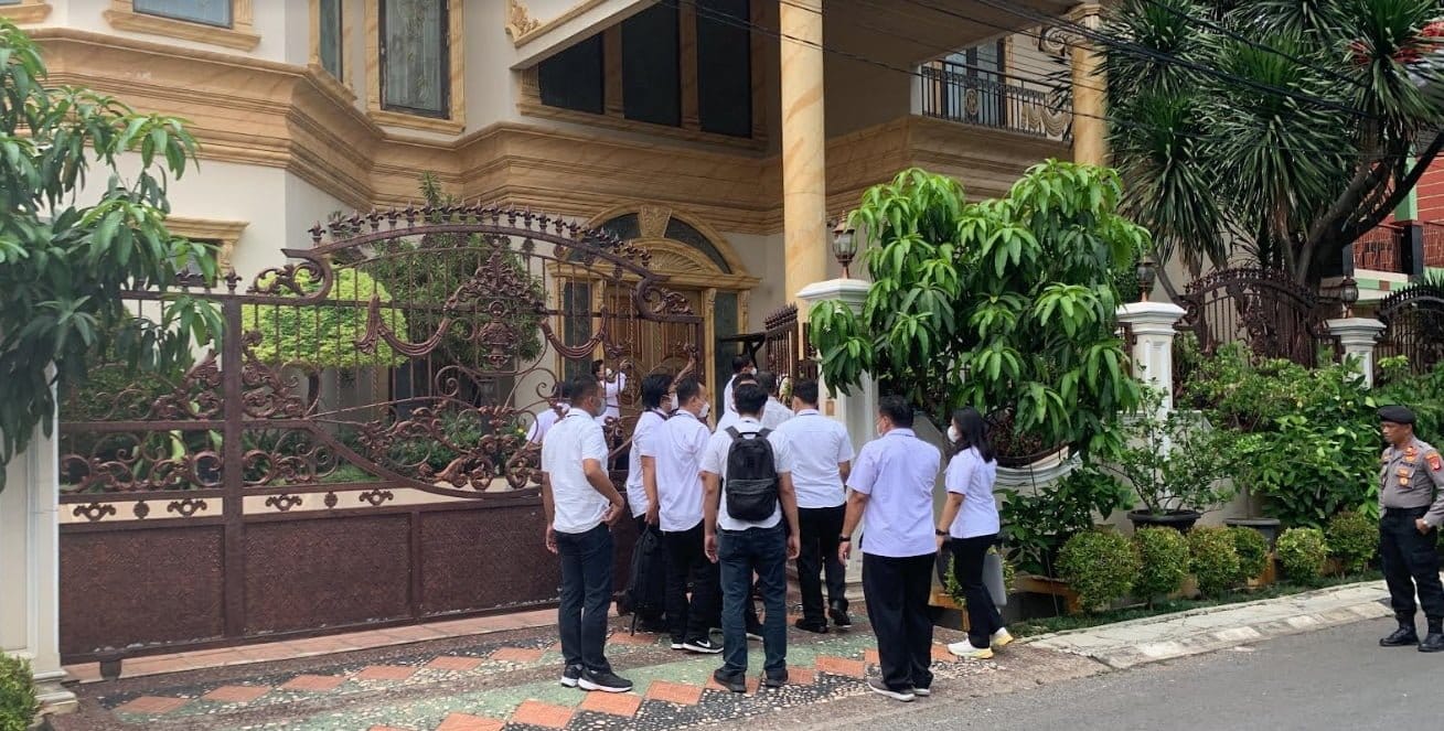 breaking news polisi geledah rumah mewah tetangga ketua kpk firli bahuri ini penampakannya p66tY9WPRe